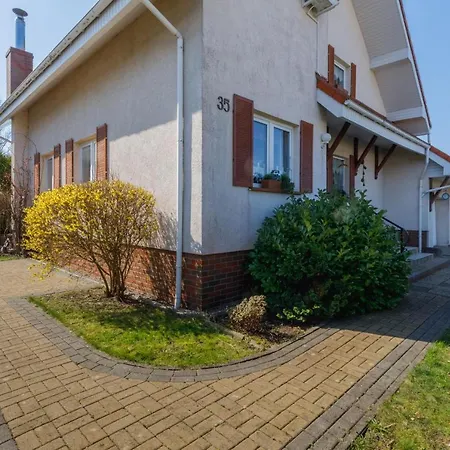 Marina & Amber With Garden By Renters Appartamento