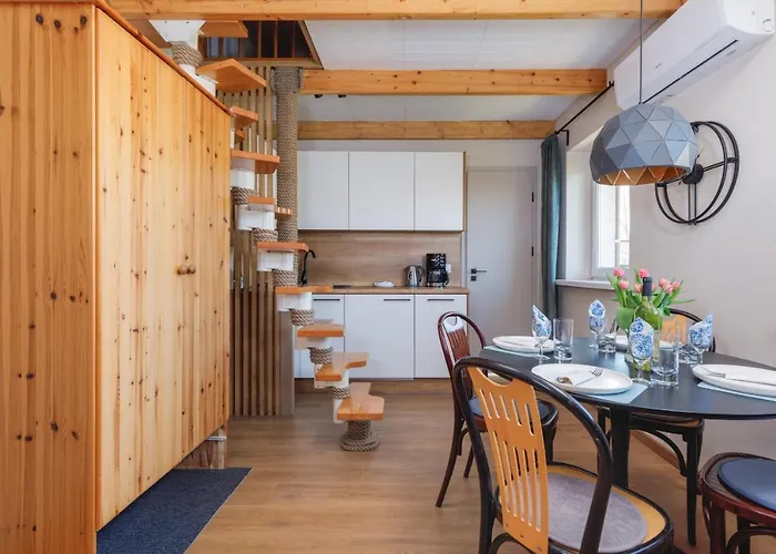 Marina & Amber With Garden By Renters Apartment